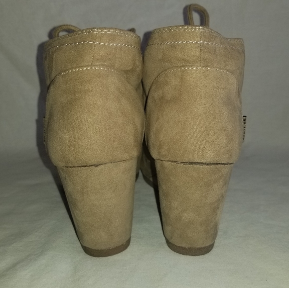 NWOT ROUTE 66 WOMENS EMERSON TAUPE WEDGE BOOTIES - Picture 4 of 10